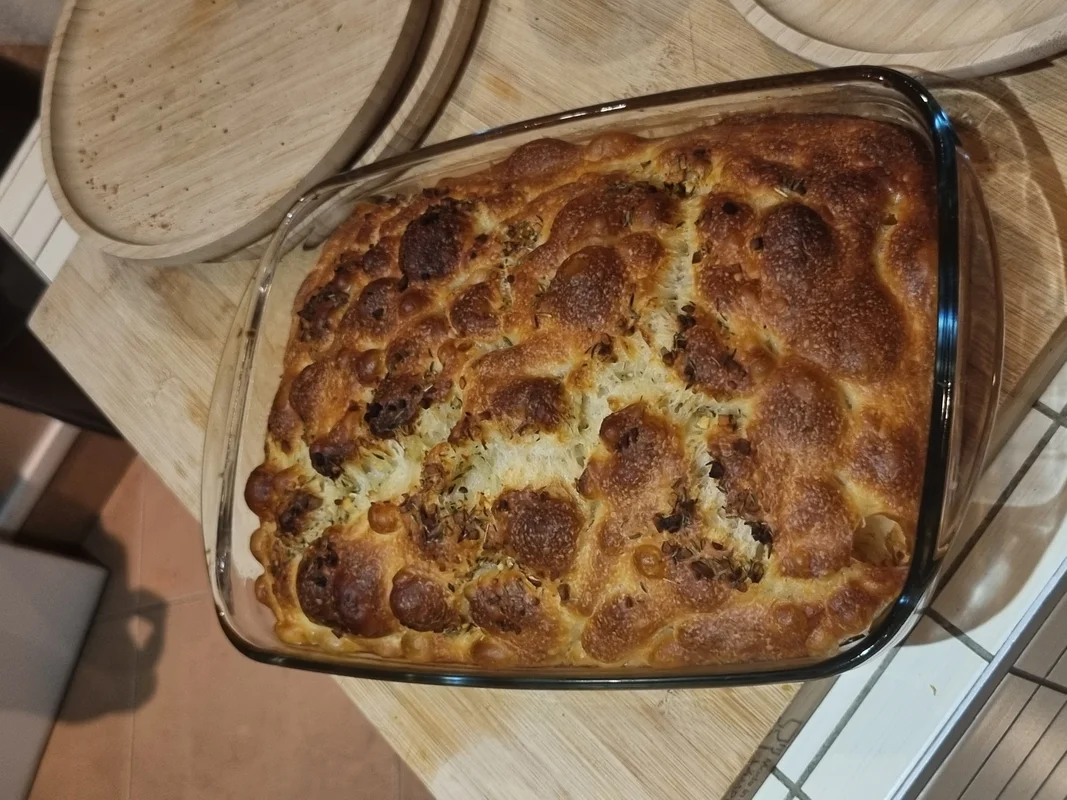La focaccia garnie, prête à enfourner
